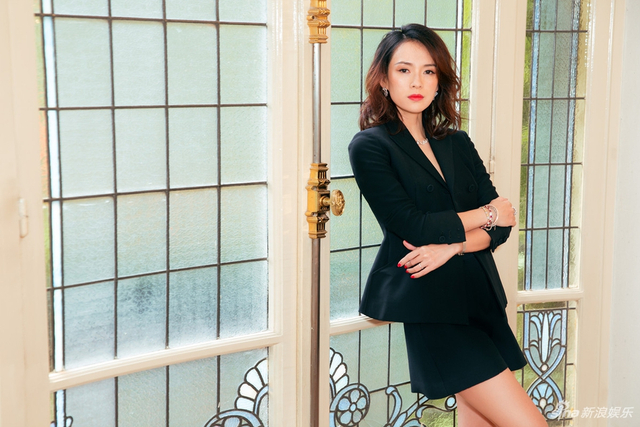 组图：Baby牛仔长裙亮相甜美 与章子怡刘嘉玲黄轩合影