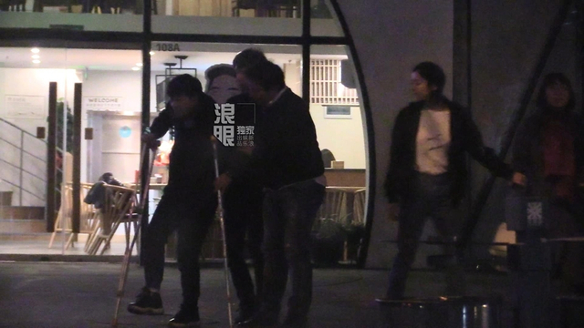 组图：娜扎休闲装扮与友人小聚 遇路人摔倒欲搀却遭截胡