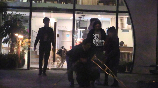 组图：娜扎休闲装扮与友人小聚 遇路人摔倒欲搀却遭截胡