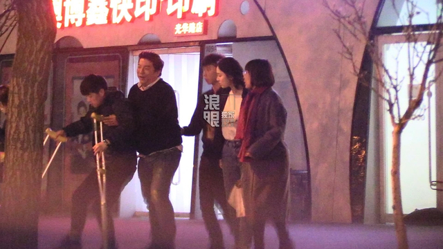 组图：娜扎休闲装扮与友人小聚 遇路人摔倒欲搀却遭截胡