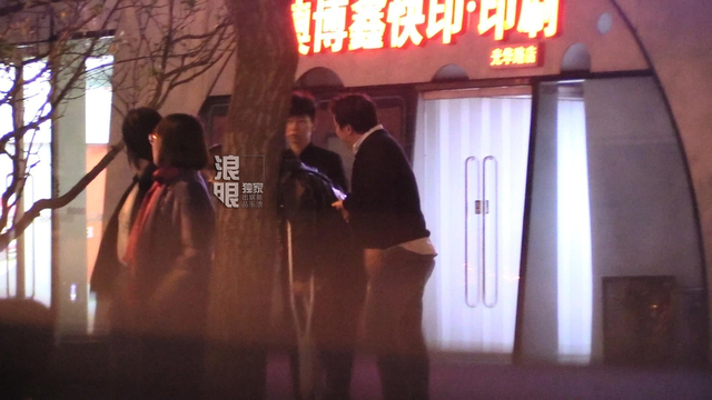 组图：娜扎休闲装扮与友人小聚 遇路人摔倒欲搀却遭截胡