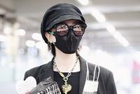 陈小纭现身机场全黑打扮精致 遇粉丝签名拥抱有爱互动