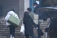 2022央视虎年春晚彩排 王源穿墨绿色羽绒服雪中现身