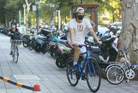 王力宏穿08年北京奥运火炬手短裤出游 一家五口难得同框