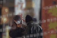 新恋情曝光?王栎鑫疑被拍与女子牵手压马路