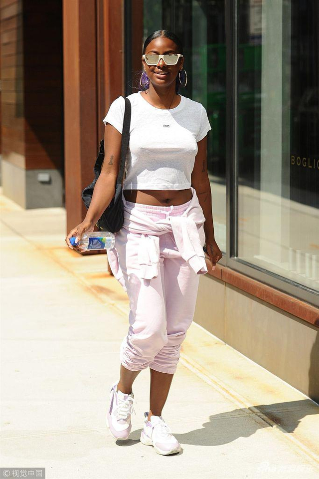 贾丝廷·斯凯穿白t恤真空上阵