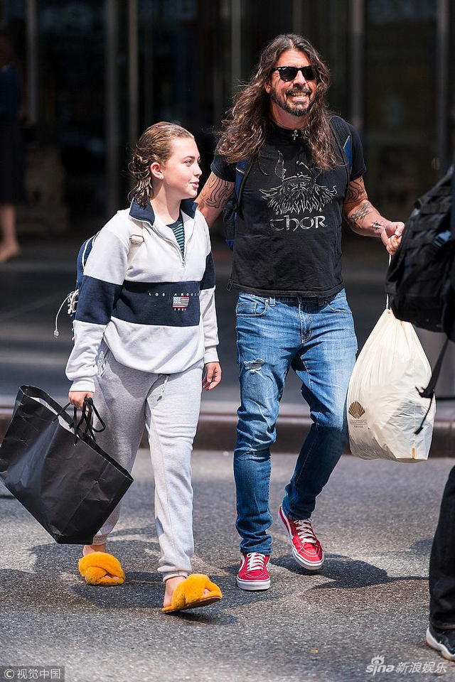 大卫·格鲁长发飘飘骚气满满 和妻子一路热聊成最萌身高差