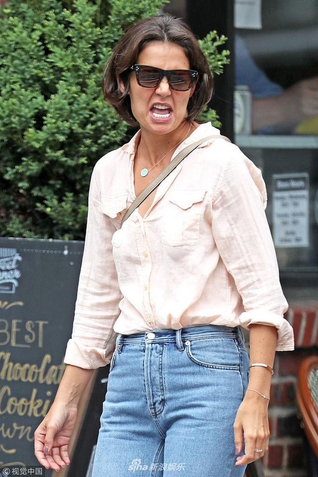 凯蒂皱眉撇嘴露"王之嫌弃"