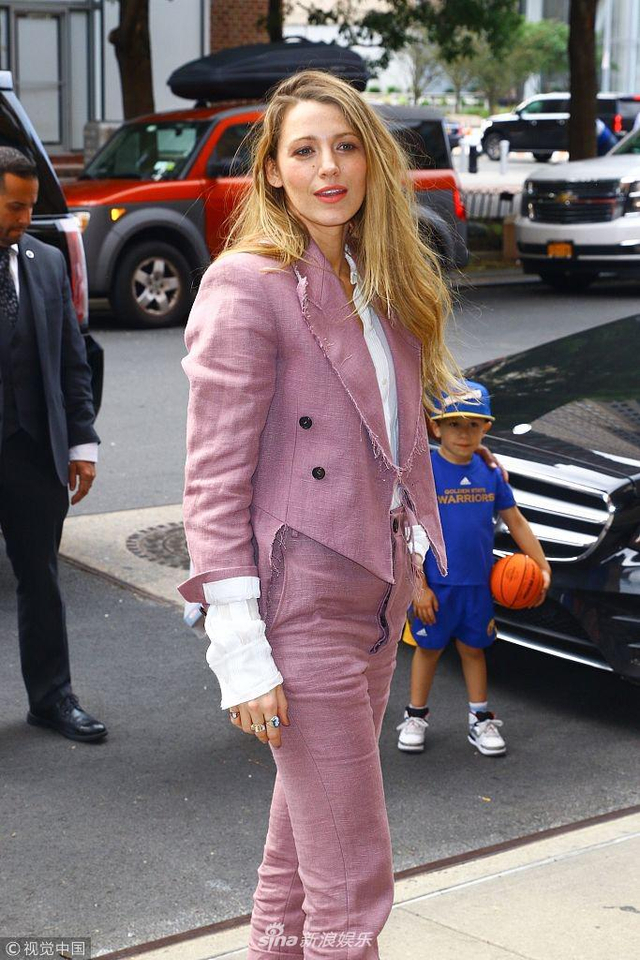 "s女王"单手插兜攻气十足