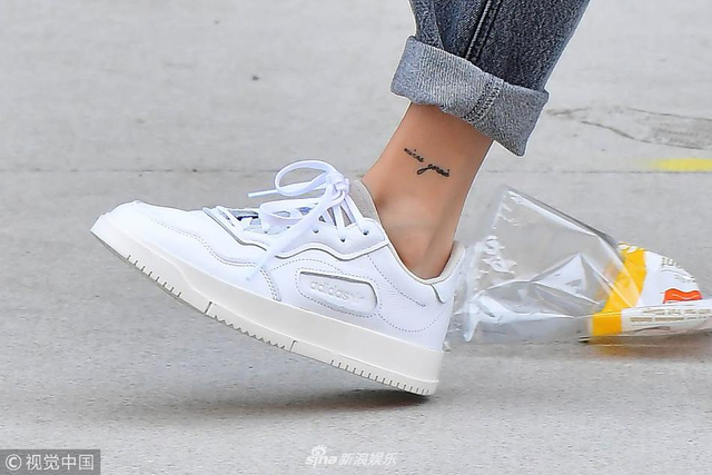 海莉·鲍德温踩小白鞋露脚踝 墨镜遮面插兜前行高冷十足_新浪图片