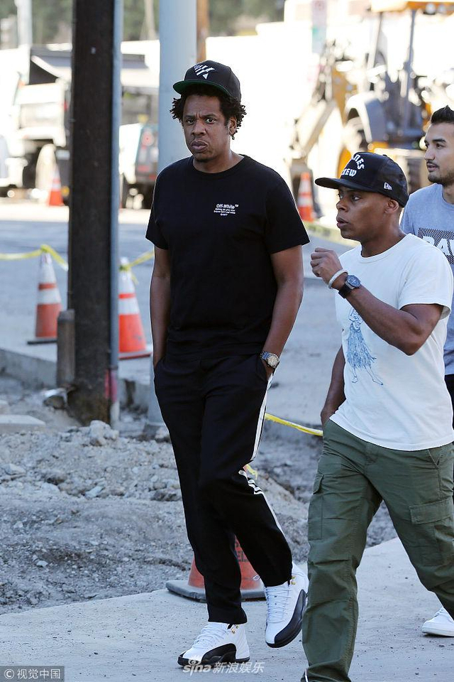 歌手jay z手插裤兜放荡不羁 眼盯镜头表情严肃疑不满被拍