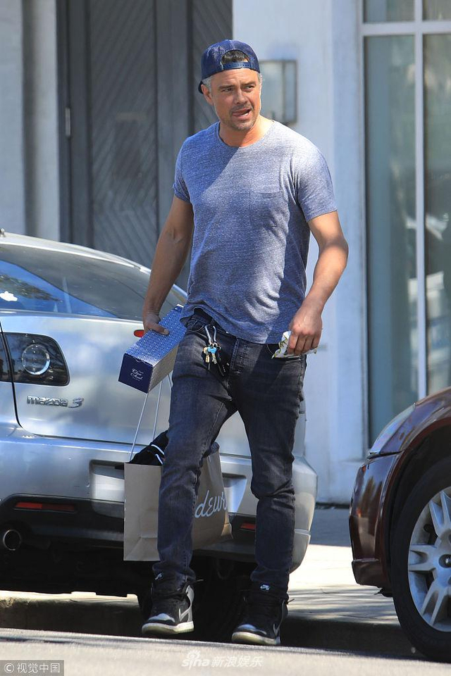 乔什·杜哈明反戴帽子潮装打扮 穿紧身t秀胸肌荷尔蒙爆棚_新浪图片