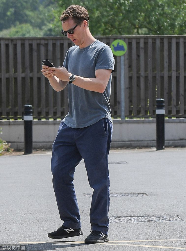 "卷福"康伯巴奇休闲装随性出街 大步行走长腿抢镜