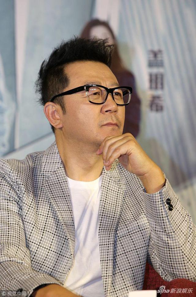 郭涛戴眼镜托腮文艺十足 升级当导演穿西服帅气有型_新浪图片