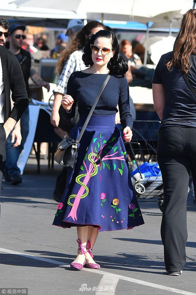 蒂塔·万提斯与男友约会 花朵伞裙清新似少女