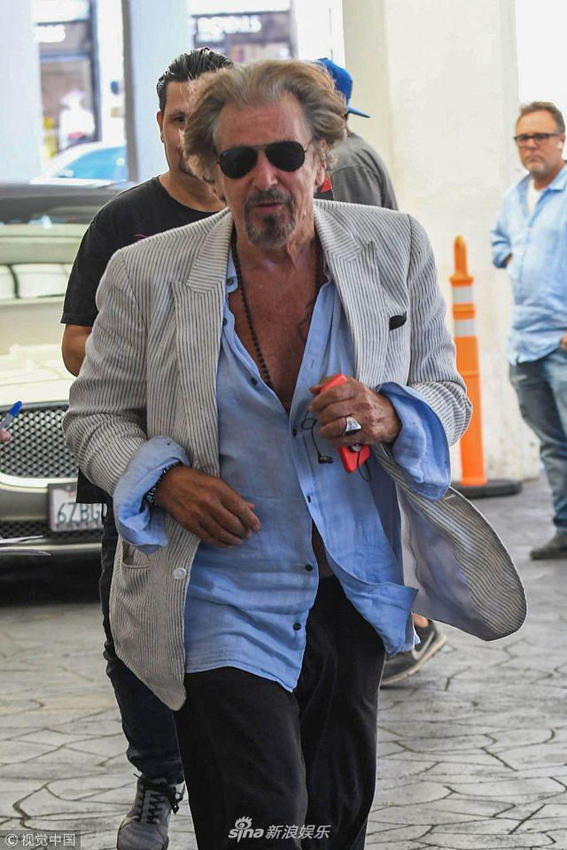 阿尔·帕西诺衣冠不整胡子拉碴