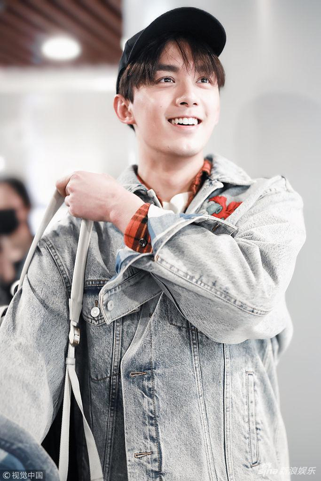 吴磊素颜现身清爽帅气 抿嘴卖萌逗趣搞怪皮一下很开心_新浪图片