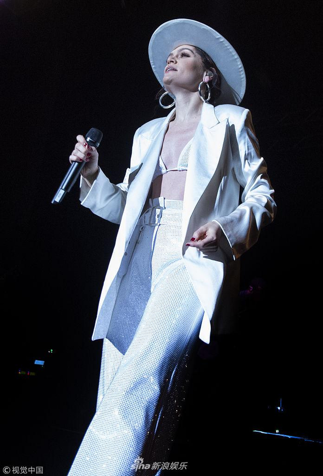 结石姐穿"渔网"大秀火辣身材 展现狂野舞姿送视听盛宴