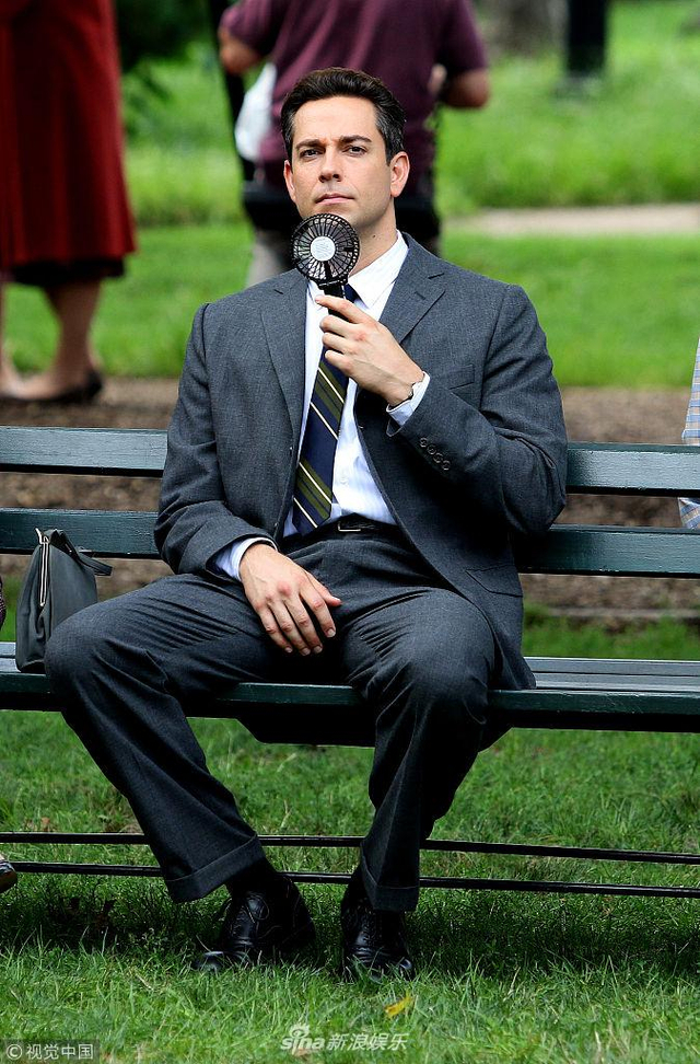 组图:蕾切尔妆容精致正襟危坐   肌肤雪白剔透宛似瓷娃娃