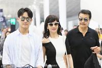 赵雅芝一家三口现身温馨幸福 儿子自推行李车帅气有型