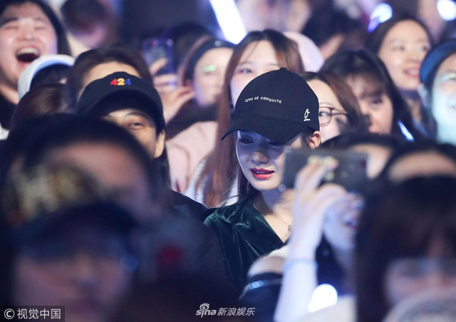 组图：黄子韬演唱会画超浓眼线大秀街舞燃爆 戚薇夫妇现身助阵