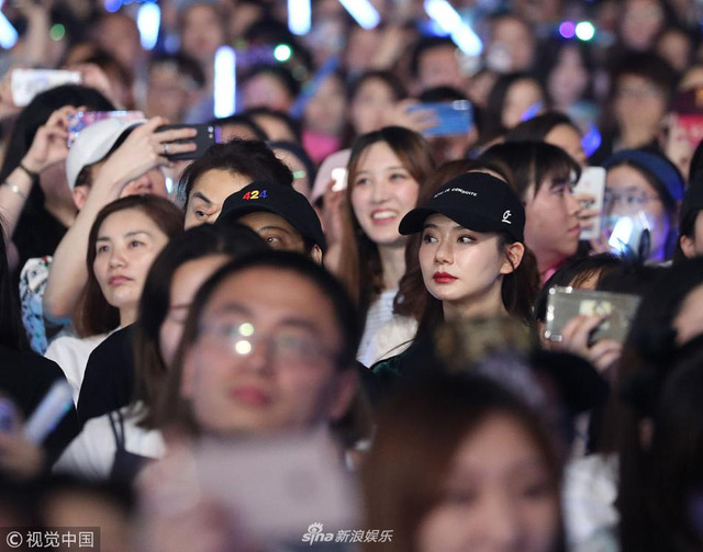 组图：黄子韬演唱会画超浓眼线大秀街舞燃爆 戚薇夫妇现身助阵