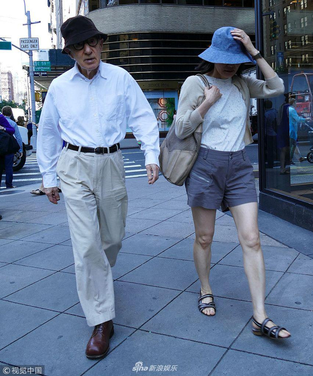 82岁伍迪·艾伦与妻子宋宜现身 两人一路保持距离无交谈_新浪图片