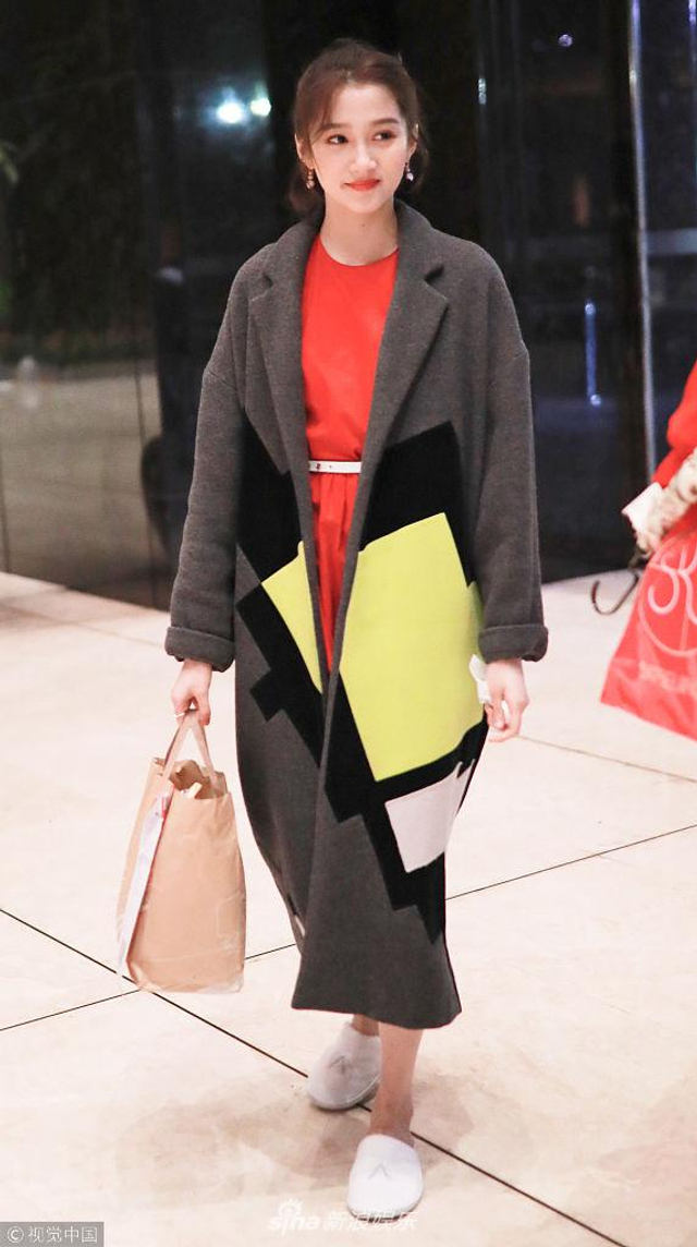 关晓彤穿拖鞋取外卖无偶像包袱 看见镜头微笑打招呼青春洋溢