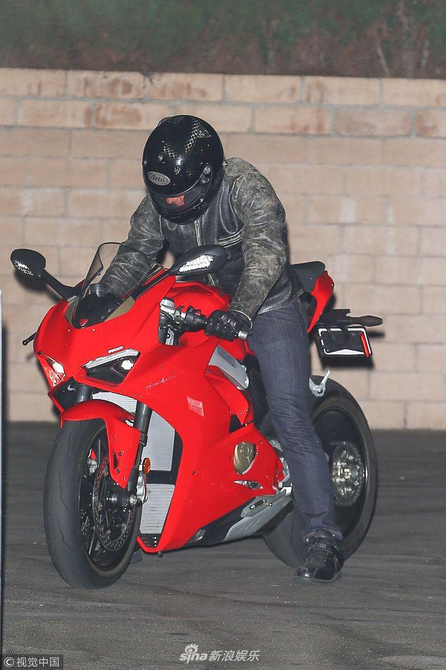 56岁"阿汤哥"人老心不老 骑亮红超酷摩托帅炸天