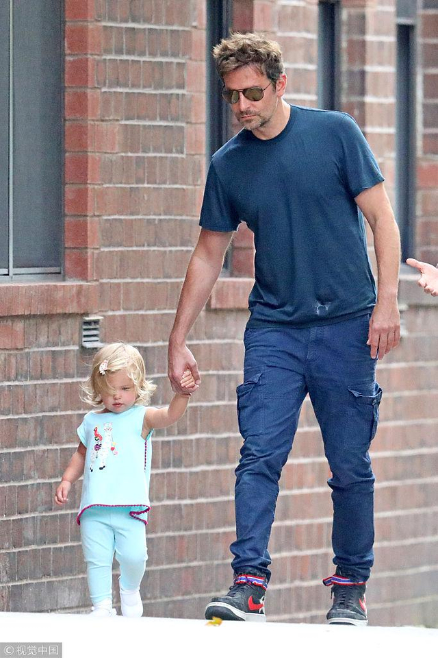 当地时间2018年10月2日,纽约,布莱德利·库珀(bradley cooper)和女儿