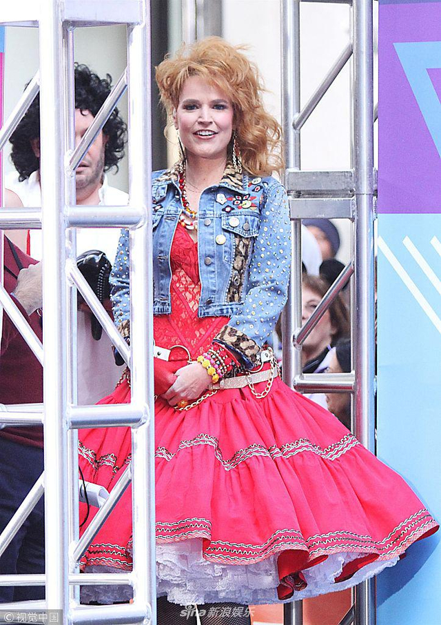 黛比·吉布森扎歪辫露马甲线