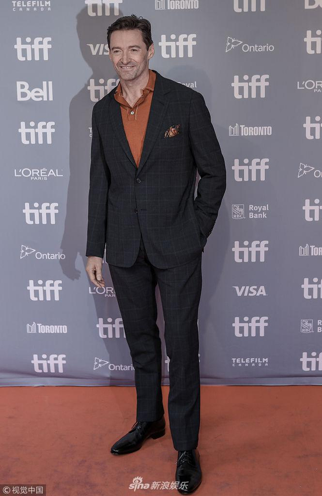 狼叔休杰克曼格纹西服很绅士 腿长逆天高大魁梧