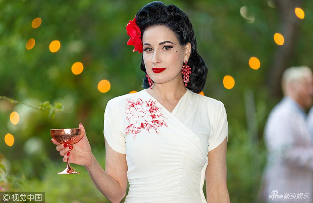 脱衣舞女王蒂塔·万提斯手拿酒杯风姿绰约