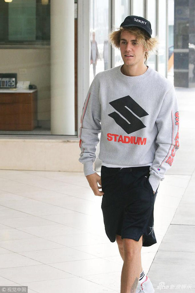 justin bieber)前往工作的路上遇到一个留着短发像极了假小子的女粉丝