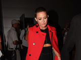 组图：凯特·哈德森披红外套 率性“寸头”发型干练