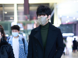 组图：王晰深色大衣内搭高领衫显成熟稳重 机场大步行走潇洒自如