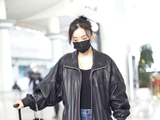组图：袁姗姗复古风穿搭现身机场 漆皮外套配喇叭裤摩登有型