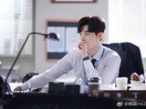 组图：李钟硕新剧剧照曝光 白衬衫西装裤现精英魅力