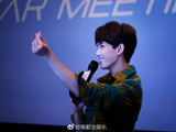 组图：吴磊现身电影路演现场 与粉丝互动超有爱