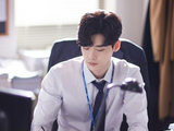 组图：李钟硕新剧剧照曝光 白衬衫西装裤现精英魅力