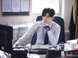 组图：李钟硕新剧剧照曝光 白衬衫西装裤现精英魅力