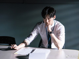 组图：李钟硕新剧剧照曝光 白衬衫西装裤现精英魅力