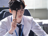 组图：李钟硕新剧剧照曝光 白衬衫西装裤现精英魅力