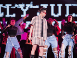 组图：吴亦凡出席活动连唱三首歌 嘻哈装扮帅气十足