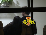 组图：李云迪恋情疑曝光 与妙龄女子火锅店亲密牵手