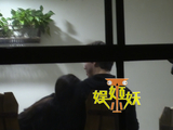 组图：李云迪恋情疑曝光 与妙龄女子火锅店亲密牵手