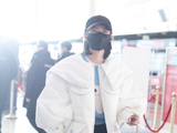 组图：张佳宁现身机场 白色外套搭配清爽貌美