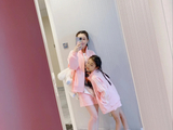 组图：李小璐感叹女儿长大 7岁甜馨亭亭玉立身高到妈妈胸脯