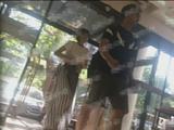 田亮叶一茜夫妇现身医院探望高圆圆 病房里待许久才离去