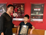 组图：胡军卢芳展开抢娃大战 康康合影爸妈主演话剧海报